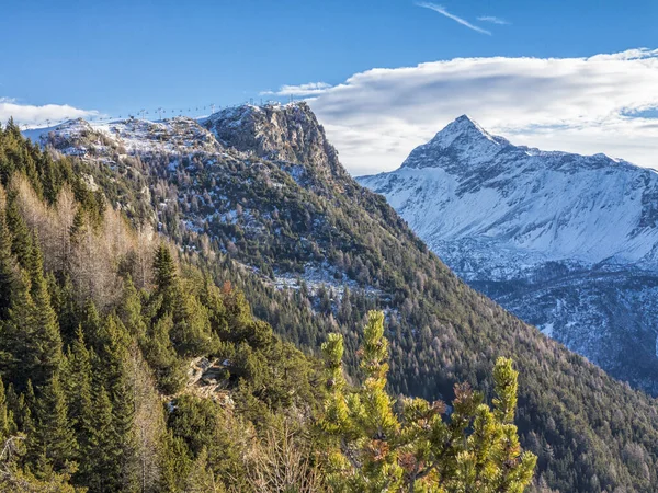 昼間は山のある自然景観 — ストック写真