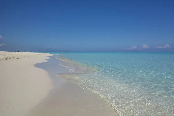 Tropischer Strand Auf Blauem Himmel Hintergrund — Stockfoto