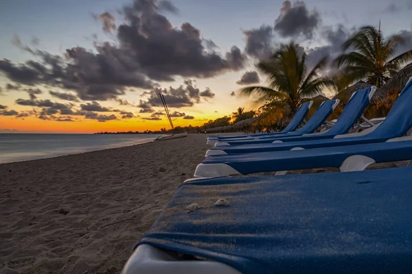 Spiaggia Tropicale Sullo Sfondo Del Tramonto — Foto Stock