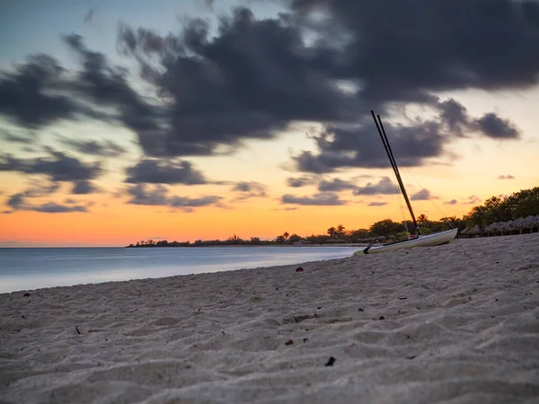 Spiaggia Tropicale Sullo Sfondo Del Tramonto — Foto Stock