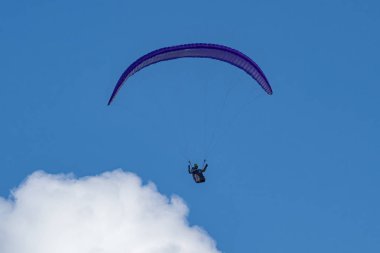 Bulutlarda uçan paraglider