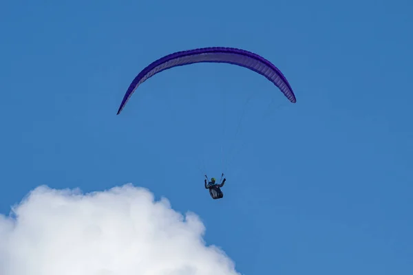 Paraglider vliegen in de wolken — Stockfoto