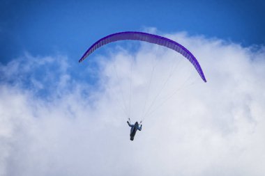 Bulutlarda uçan paraglider