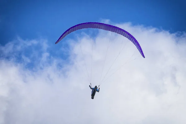 Paraglider vliegen in de wolken — Stockfoto