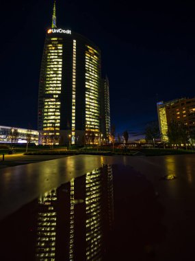 İtalya, Milan - 13 Kasım 2019: Unicredit Kulesi, İtalya 'nın en yüksek gökdelenlerinden biri ve Milano kentinin finans ve modernliğinin sembolü.