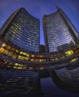 İtalya, Milan - 13 Kasım 2019: Unicredit Kulesi, İtalya 'nın en yüksek gökdelenlerinden biri ve Milano kentinin finans ve modernliğinin sembolü.