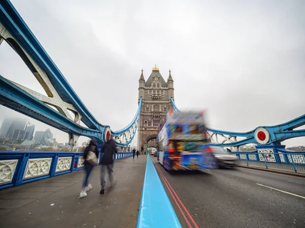 Scena drogowa na Tower Bridge w Londynie — Zdjęcie stockowe