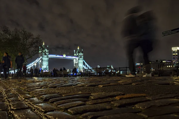 Tower bridge w Londynie w nocy — Zdjęcie stockowe