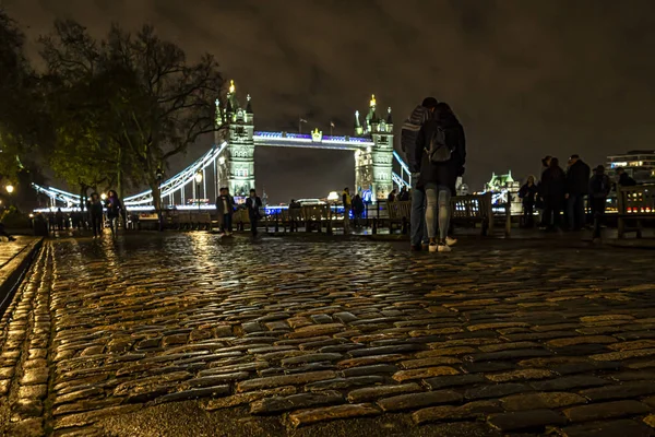 Tower bridge w Londynie w nocy — Zdjęcie stockowe