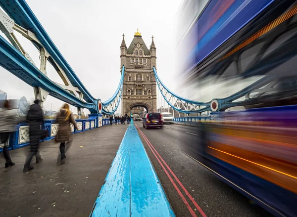 Κυκλοφοριακή σκηνή στην Tower Bridge του Λονδίνου — Φωτογραφία Αρχείου