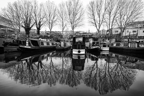 Hausboote in kleinen Kanälen in London — Stockfoto