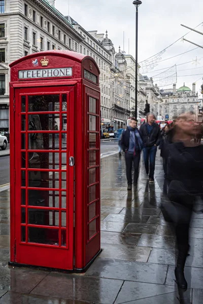 Телефонная будка в Лондоне с безумием людей, пойманных с длинной экспозицией — стоковое фото