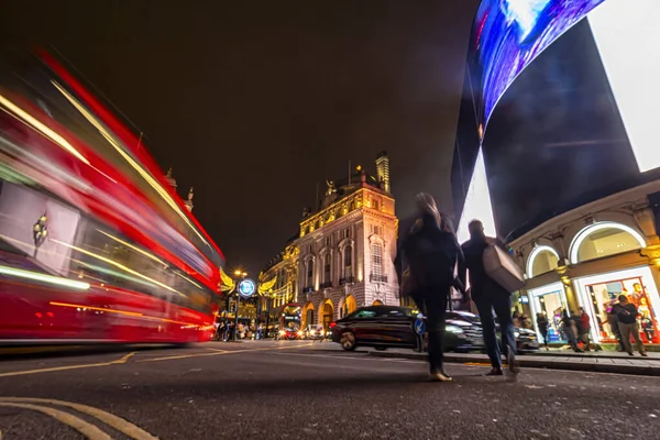 Scena nocna w Piccadilly Circus — Zdjęcie stockowe