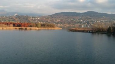 Sonbaharda Annone Gölü manzarası