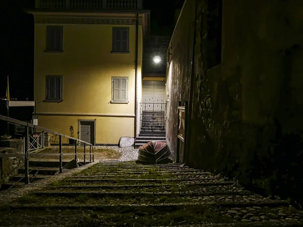 Escena nocturna en Nesso un pueblo en el lago de Como —  Fotos de Stock