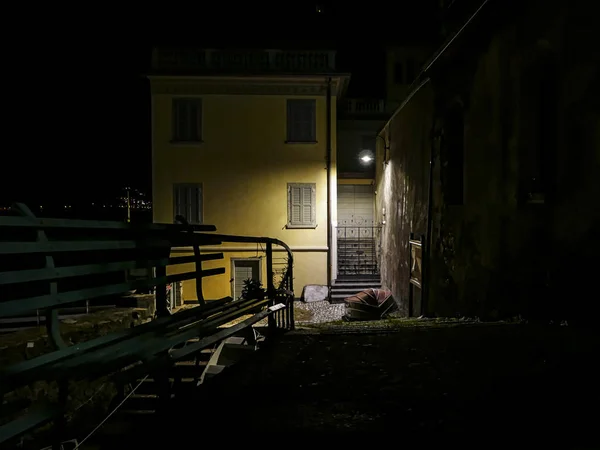 Scène nocturne à Nesso un village sur le lac de Côme — Photo