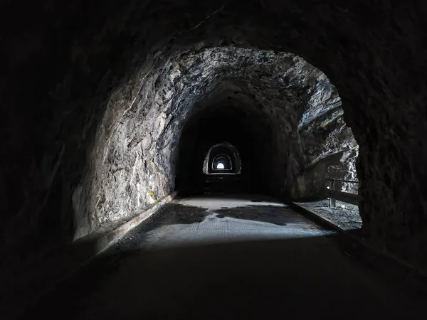 山の下の放棄された道路トンネル — ストック写真
