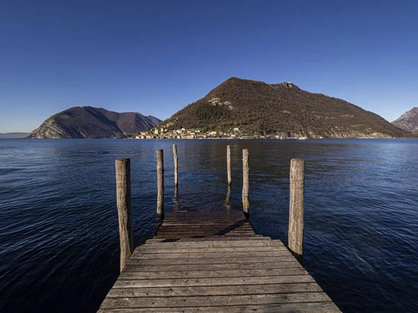 Monte Isola 'nın manzarası Iseo Gölü' nün en büyük adası.