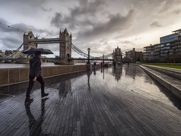 Tower Bridge Londynu w deszczowy poranek — Zdjęcie stockowe