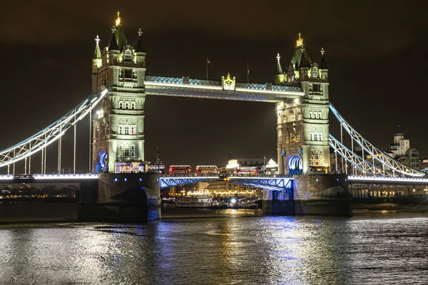 Światła nocne Tower Bridge w Londynie — Zdjęcie stockowe