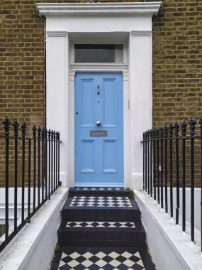Londra 'nın boş kapısında açık mavi bir kapı.