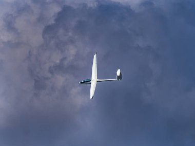 Bulutlarda uçan planör uçağı