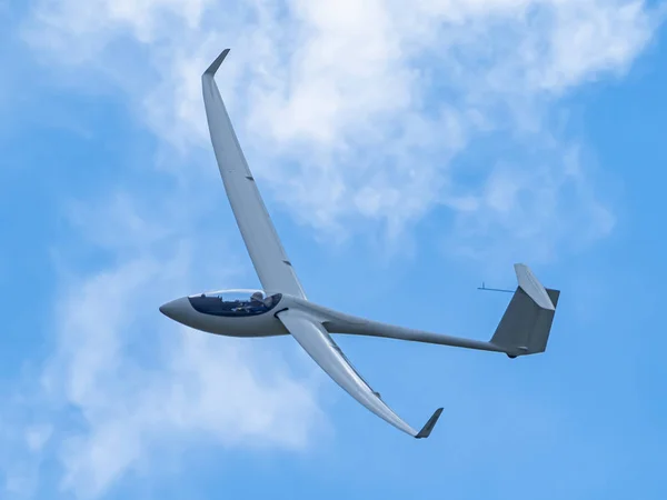 Bulutlarda uçan planör uçağı