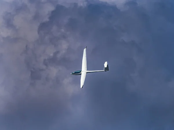 雲の中を飛ぶ滑空機 — ストック写真