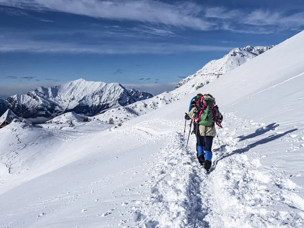 Сцена альпинизма в Альпах зимой — стоковое фото