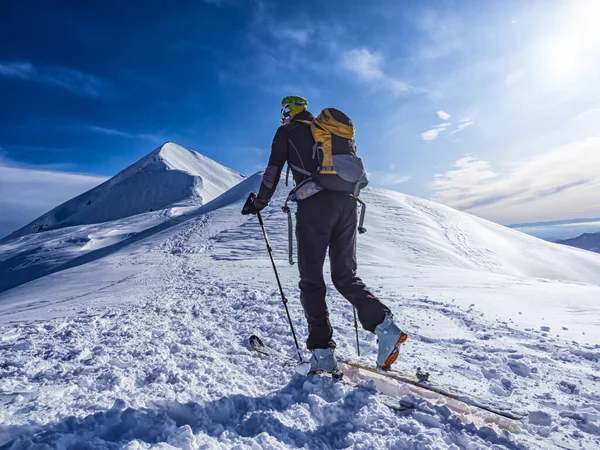 Bergsteigerszene in den Alpen im Winter — Stockfoto