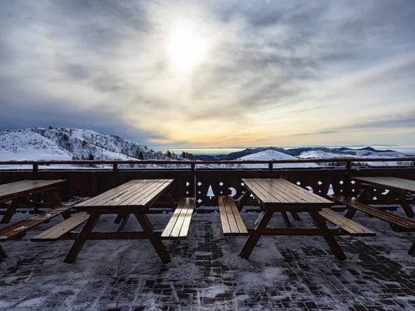 Mesa de piquenique de madeira nos alpes no inverno — Fotografia de Stock