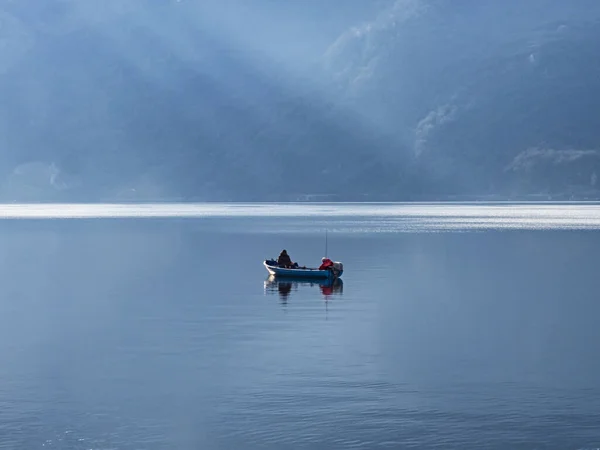 Barco de pescador único no Lago de Como — Fotografia de Stock