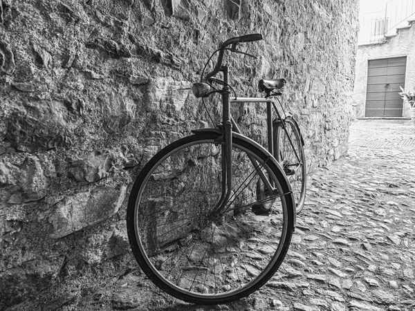 Bicicleta velha em um beco — Fotografia de Stock