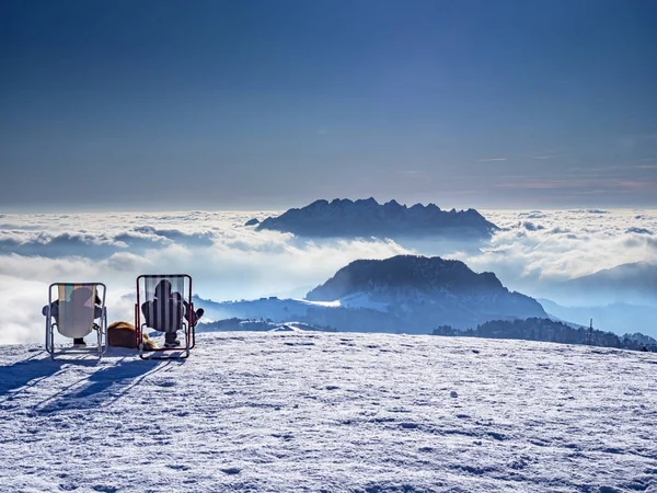 Zonnebaden in de Italiaanse Alpen tijdens de winter — Stockfoto