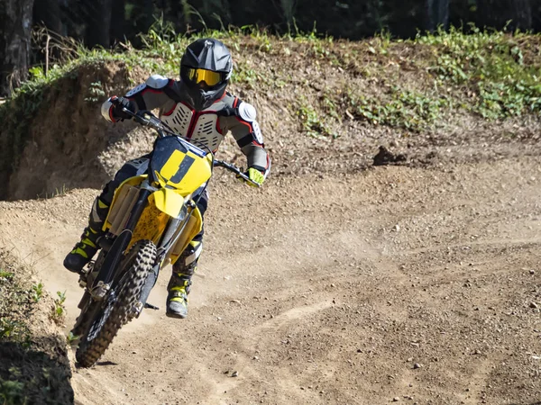 Bir patikada motokros sahnesi