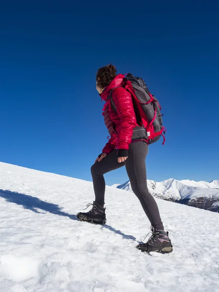 Mulher caminhante em uma geleira com crampons em botas — Fotografia de Stock
