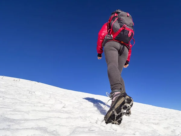 Mulher caminhante em uma geleira com crampons em botas — Fotografia de Stock