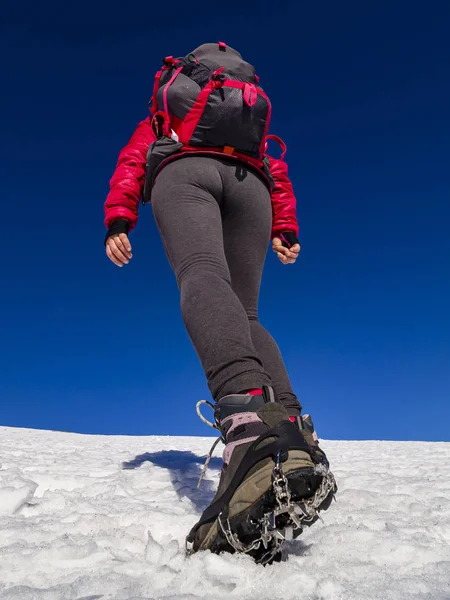 Mulher caminhante em uma geleira com crampons em botas — Fotografia de Stock