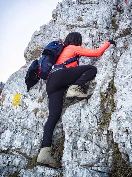 Жінка сходження в Альпах — стокове фото
