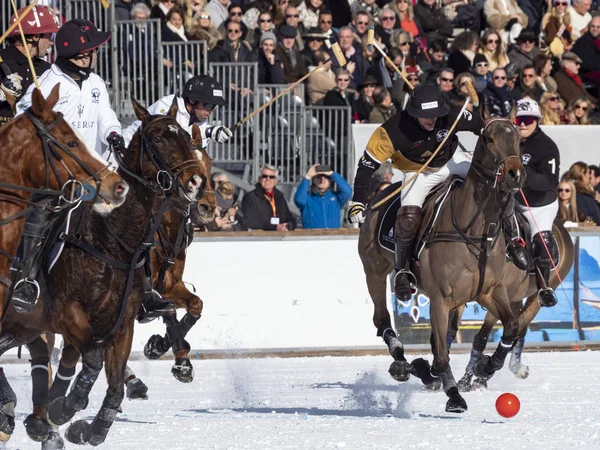 St. Moritz - 26 de janeiro de 2020: Ações do jogo na Copa do Mundo de Pólo de Neve St.Moritz 2020 — Fotografia de Stock