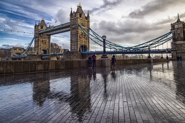 A torre Ponte de Londres em uma manhã chuvosa — Fotografia de Stock