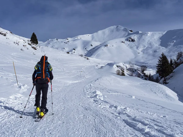 Escena de montañismo en los Alpes durante el invierno — Foto de Stock