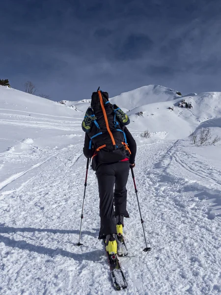 Escena de montañismo en los Alpes durante el invierno — Foto de Stock