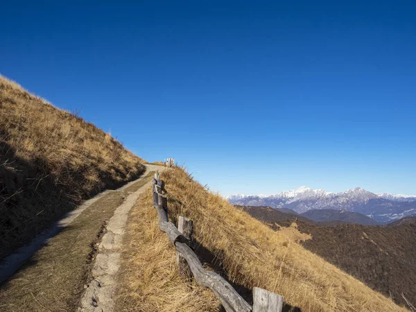 Alpská stezka na hoře Bolettone v italských Alpách — Stock fotografie