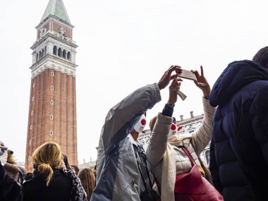 Venedik (İtalya) 02 / 23 / 2020: Koronavirüs korkusu Venedik karnavalının atmosferini işgal etti. İnsanlar maskeliydi ama eğlence için değil. Karnaval ertesi gün iptal edildi.