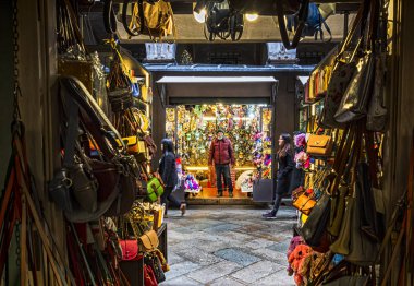 Venedik 02 / 23 / 2020: Venedik kasabası İtalya 'da servet yapmak için her yerden gelen çok ırklı insanların sahip olduğu hediyelik eşya, maske ve çantalarla dolu.