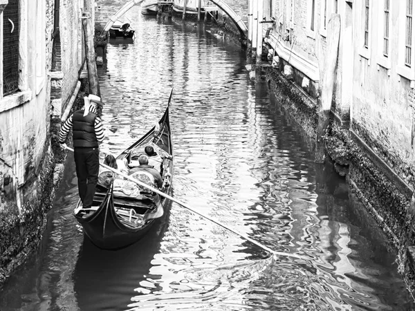 威尼斯运河中的贡多拉 — 图库照片