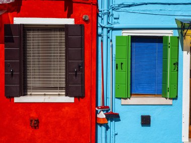Burano 'da renkli pencereler (Venedik )