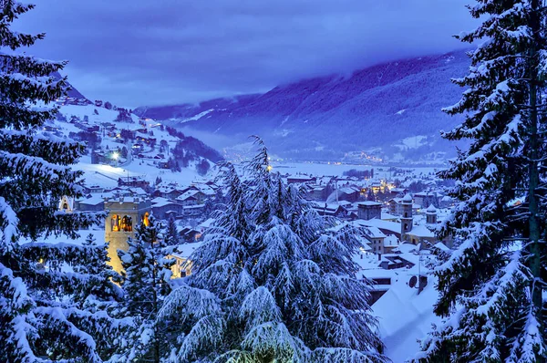 Alplerdeki bir kasabada kış akşamı