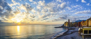 Gün batımında Camogli 'nin manzarası